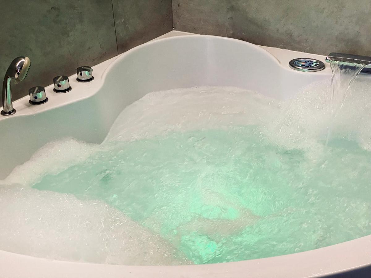 Apartment Premium Jacuzzi For Couples, Old Town Cracovia Esterno foto